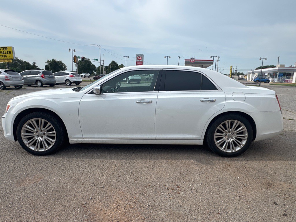 2012 Chrysler 300 Image 3