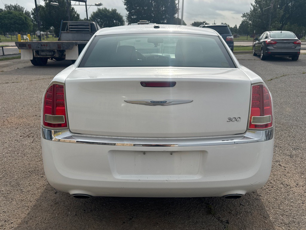 2012 Chrysler 300 Image 4
