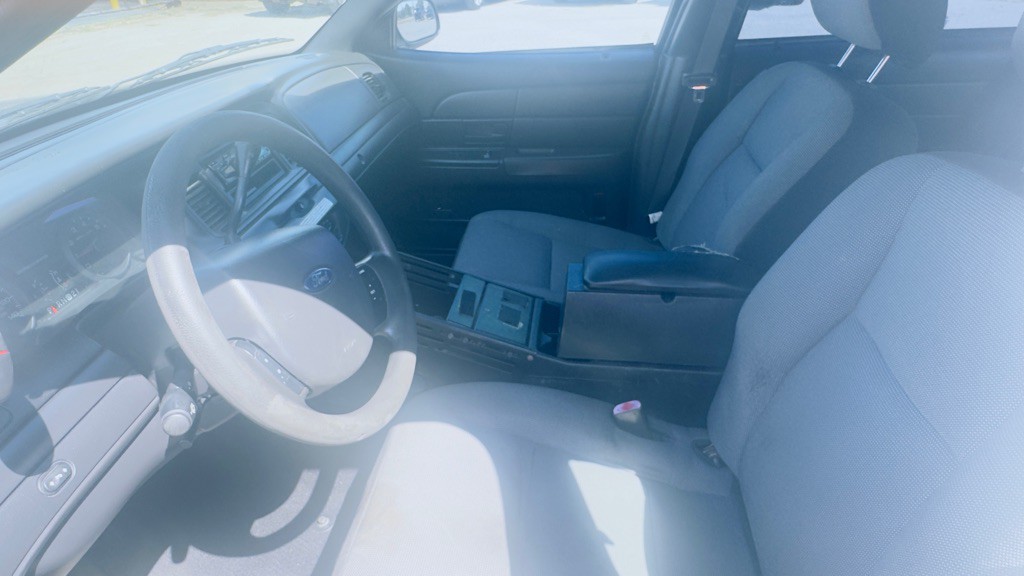 2011 Ford Crown Victoria Image 2