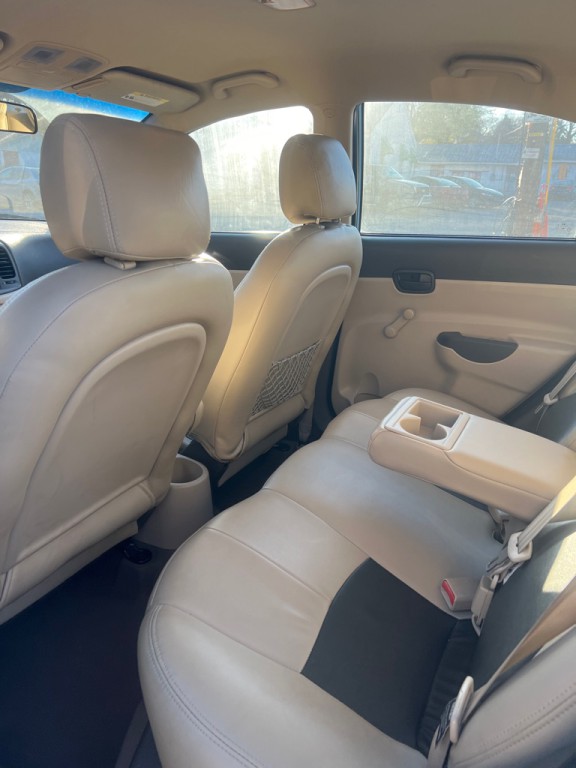 2011 Hyundai Accent Image 6