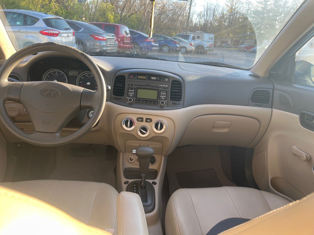 2011 Hyundai Accent Image 9