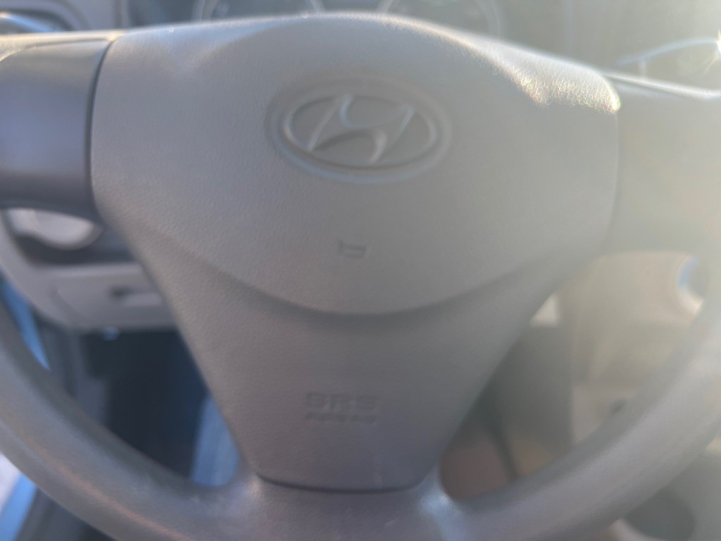 2011 Hyundai Accent Image 12