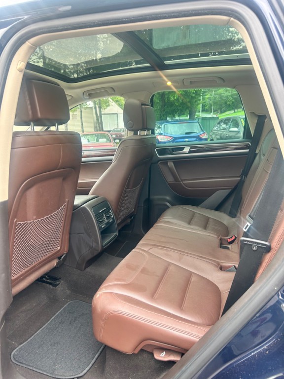 2013 Volkswagen Touareg Image 8