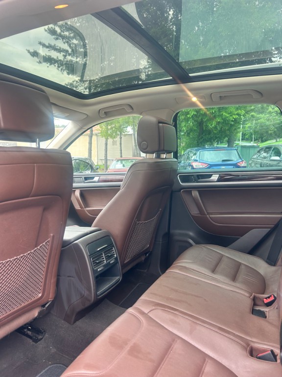 2013 Volkswagen Touareg Image 9