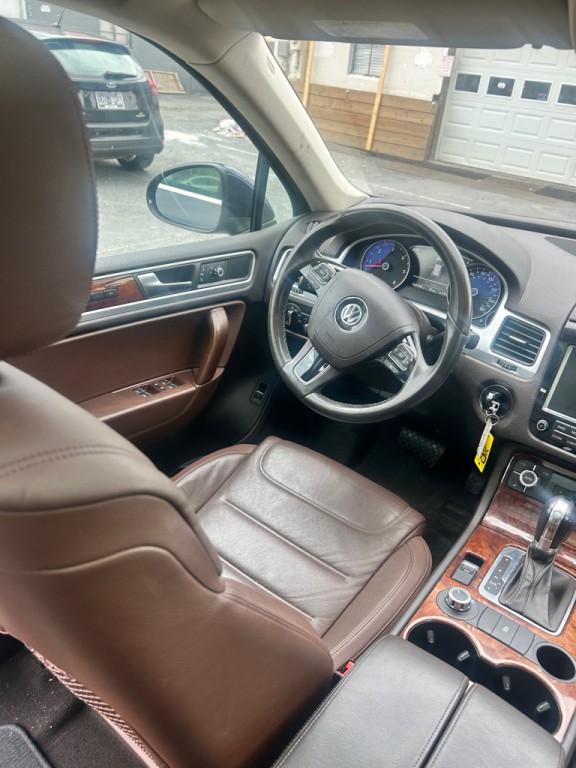 2013 Volkswagen Touareg Image 11