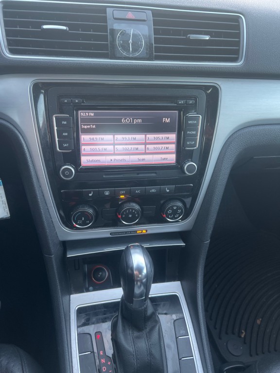 2013 Volkswagen Passat Image 10