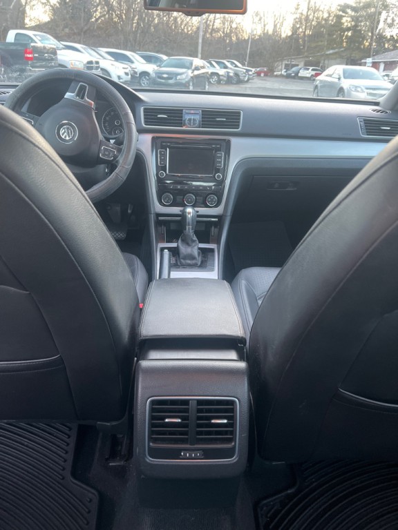 2013 Volkswagen Passat Image 13