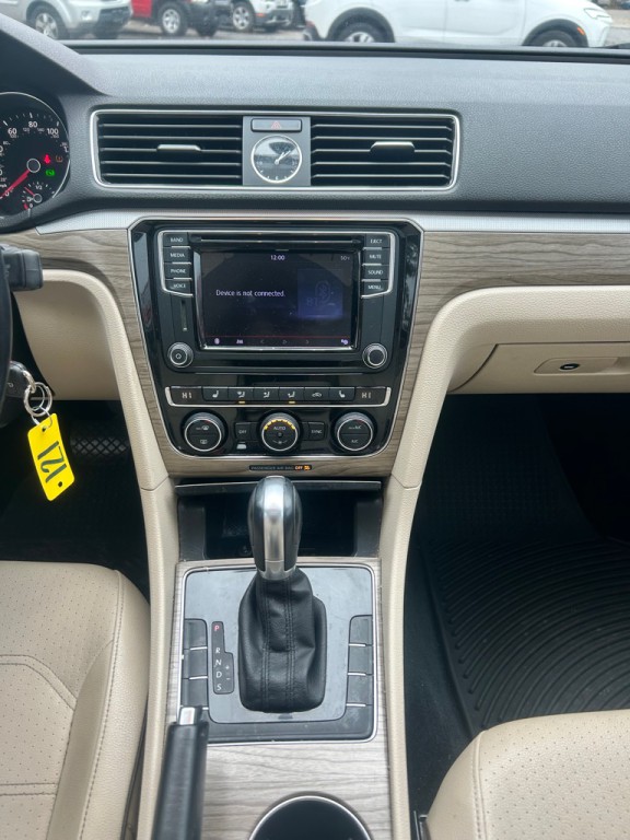 2016 Volkswagen Passat Image 8