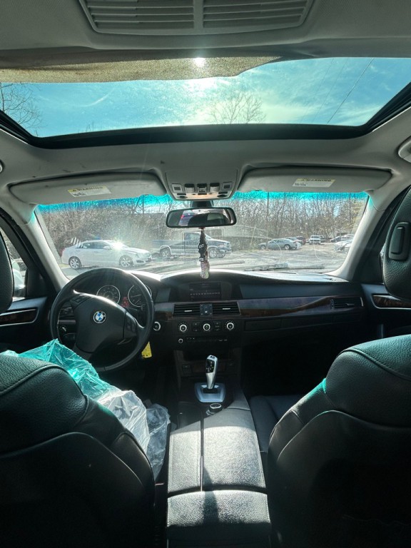 2010 BMW 5 Series Image 8