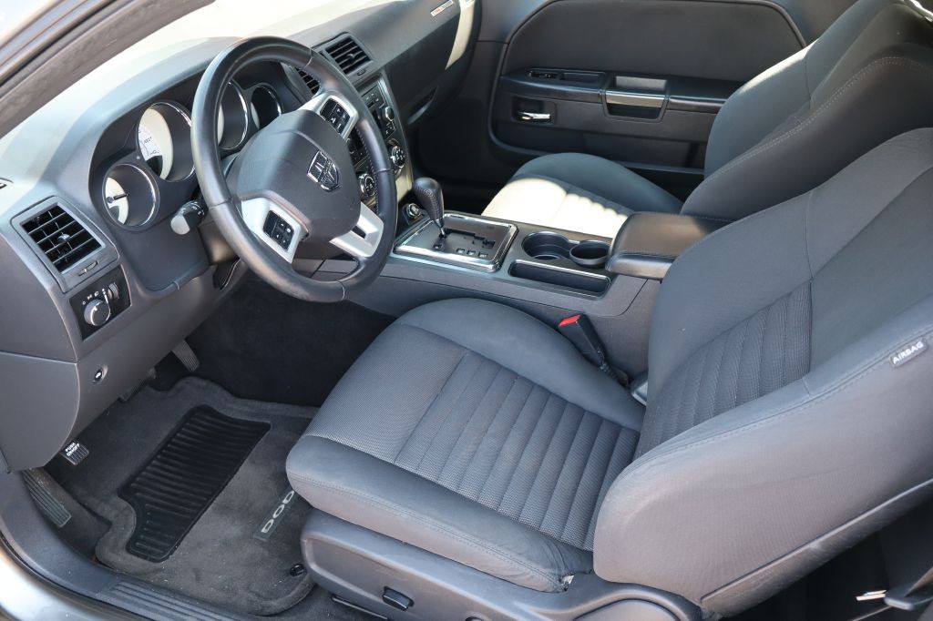 2011 Dodge Challenger Image 9
