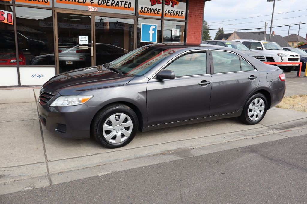 2011 Toyota Camry Image 2