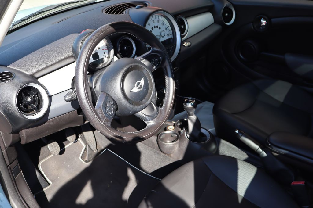 2012 MINI Cooper Image 9