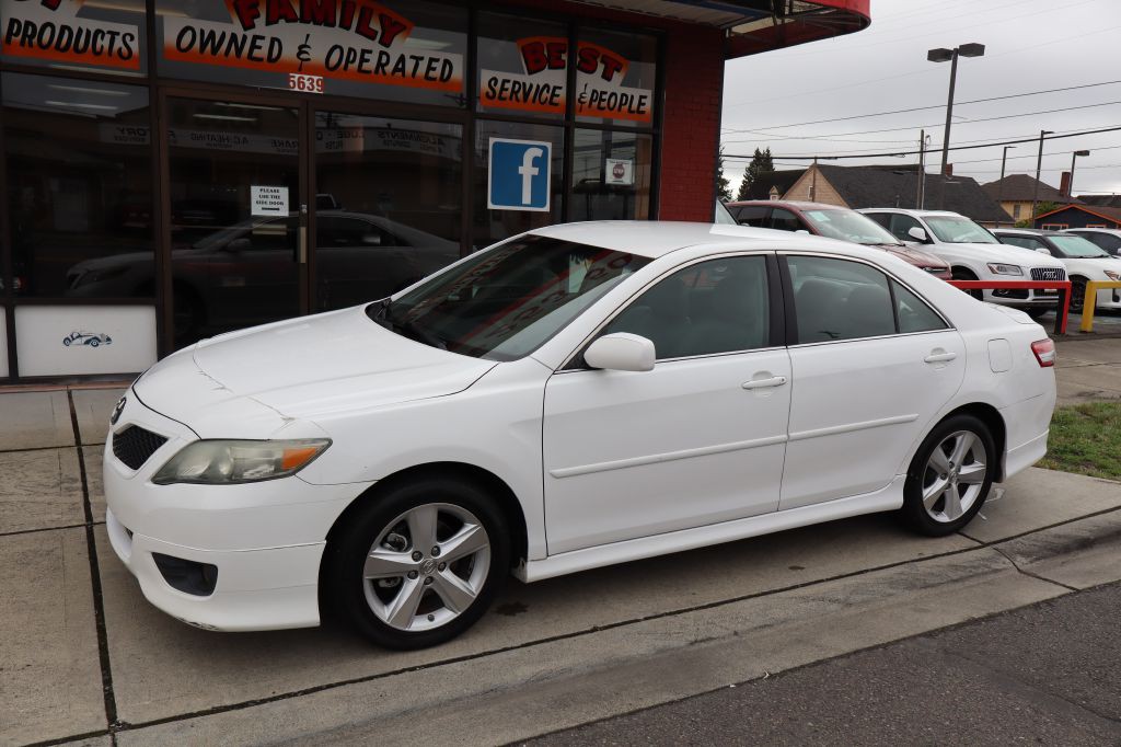 2011 Toyota Camry Image 2
