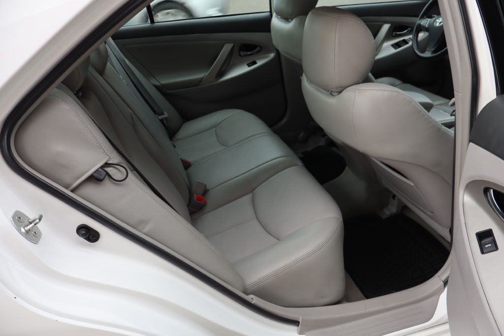 2011 Toyota Camry Image 12