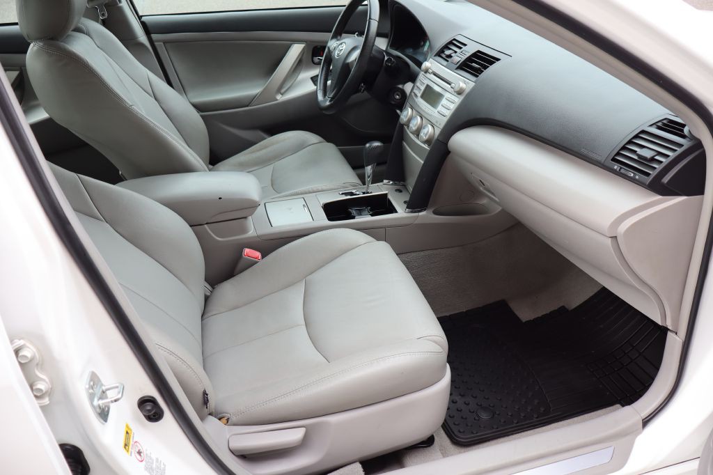 2011 Toyota Camry Image 13