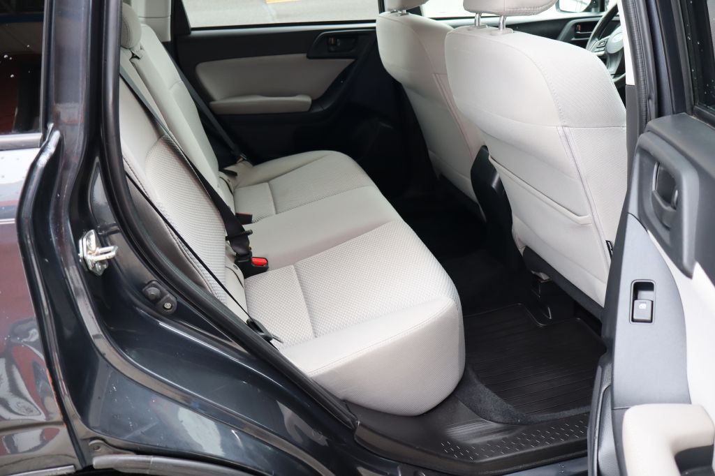 2016 Subaru Forester Image 12