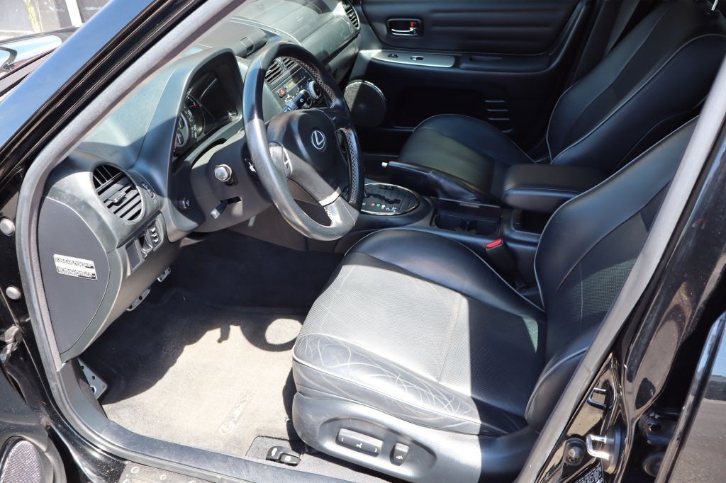 2004 Lexus IS Image 9