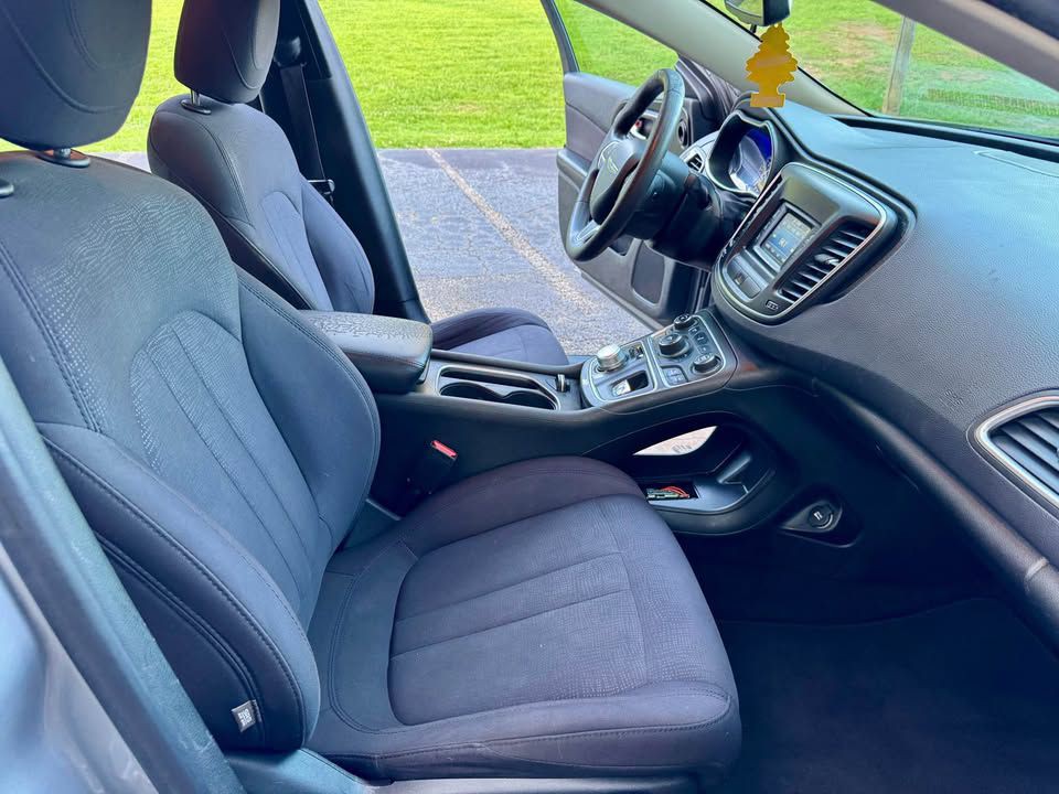 2015 Chrysler 200 Image 8