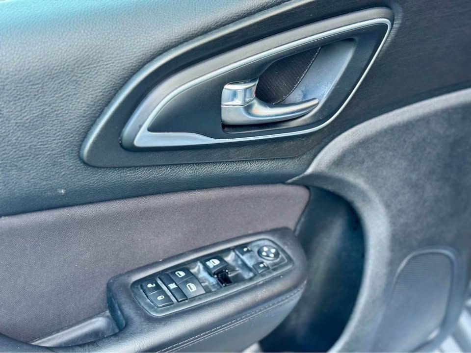 2015 Chrysler 200 Image 9