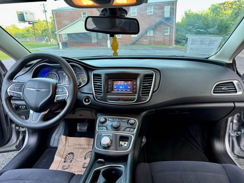 2015 Chrysler 200 Image 10