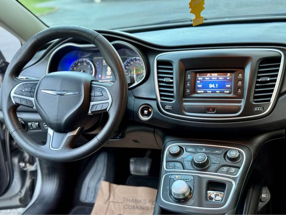 2015 Chrysler 200 Image 11