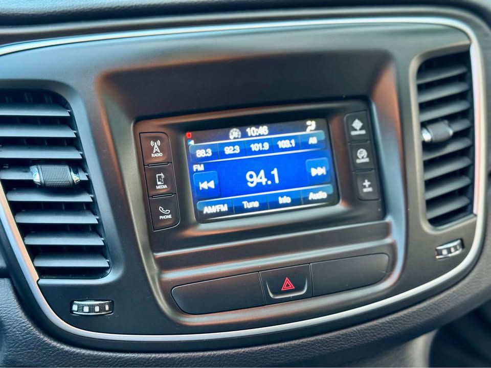 2015 Chrysler 200 Image 14