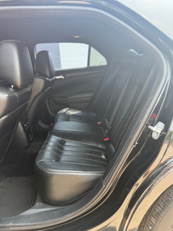 2015 Chrysler 300 Image 13