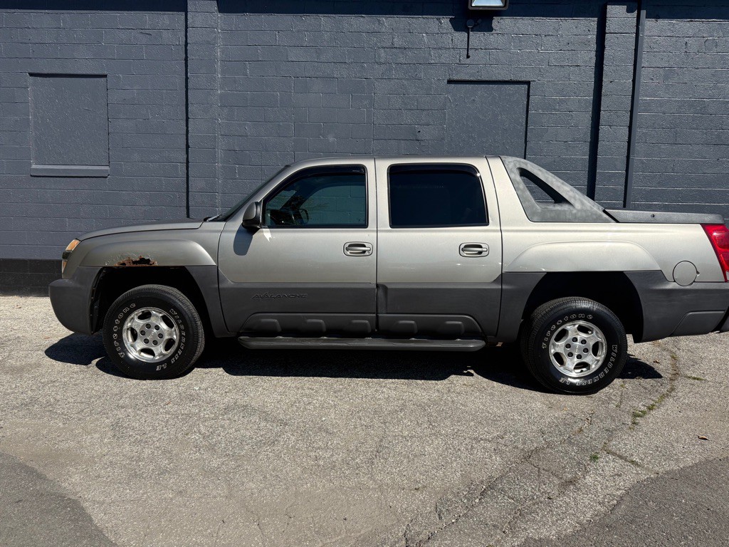2003 Chevrolet Avalanche Image 2