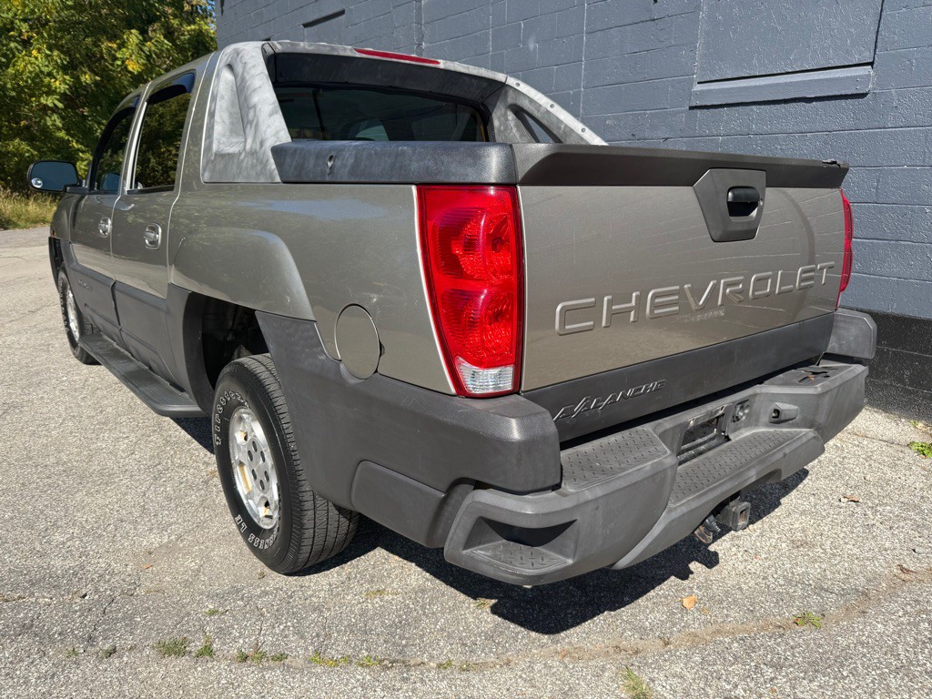2003 Chevrolet Avalanche Image 3