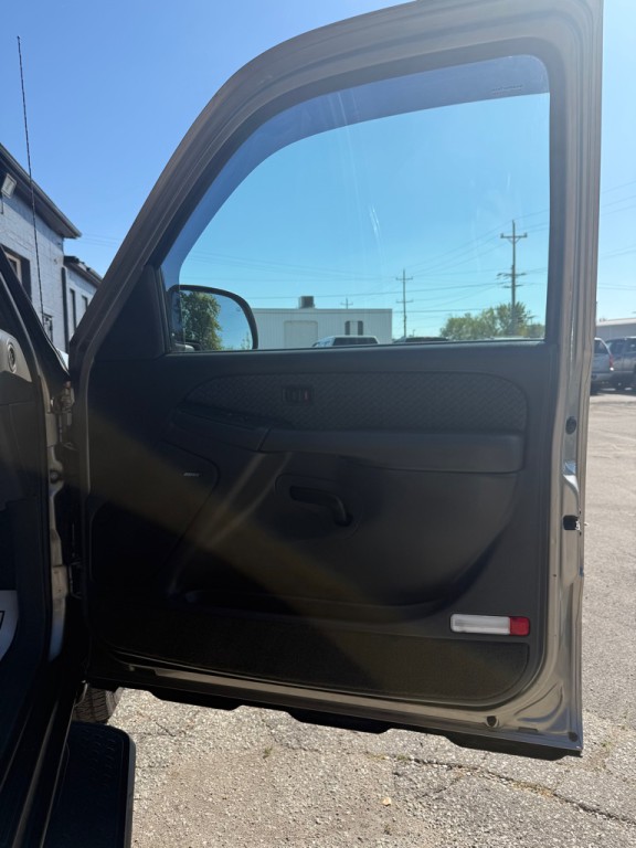 2003 Chevrolet Avalanche Image 8