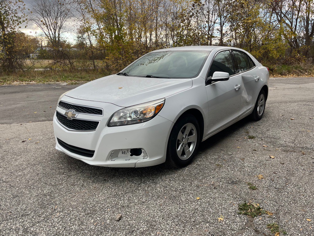 2013 Chevrolet Malibu Image 2