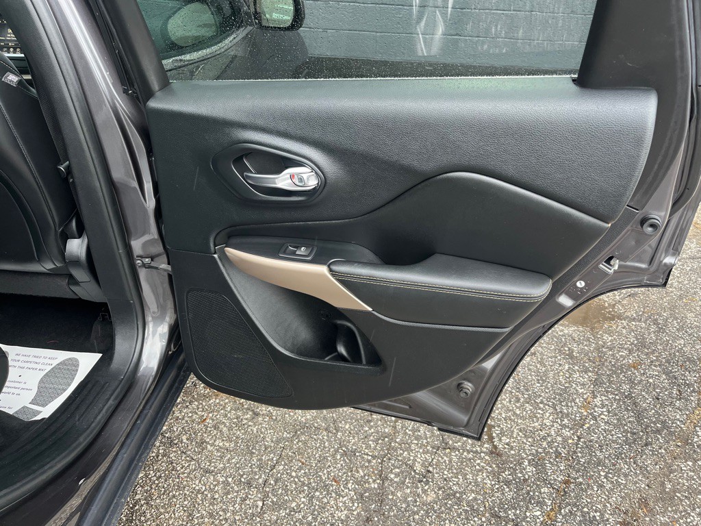 2017 Jeep Cherokee Image 18