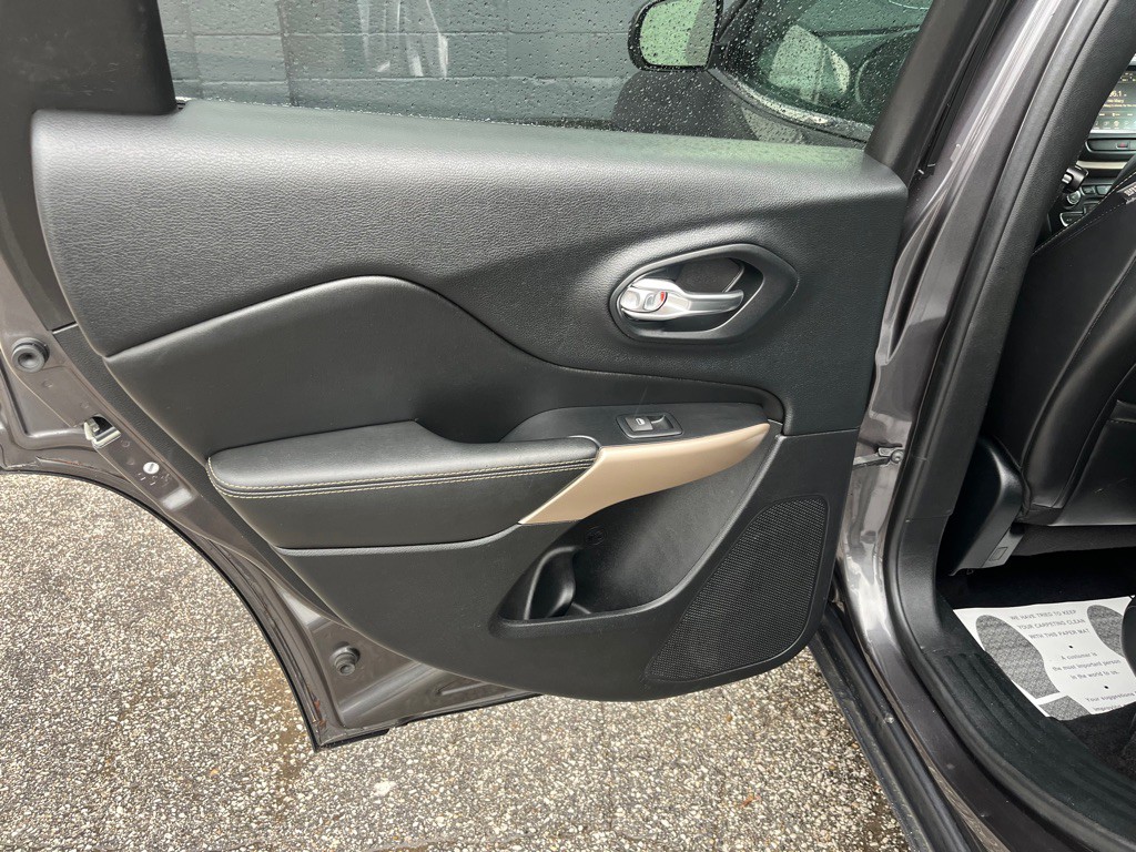 2017 Jeep Cherokee Image 19