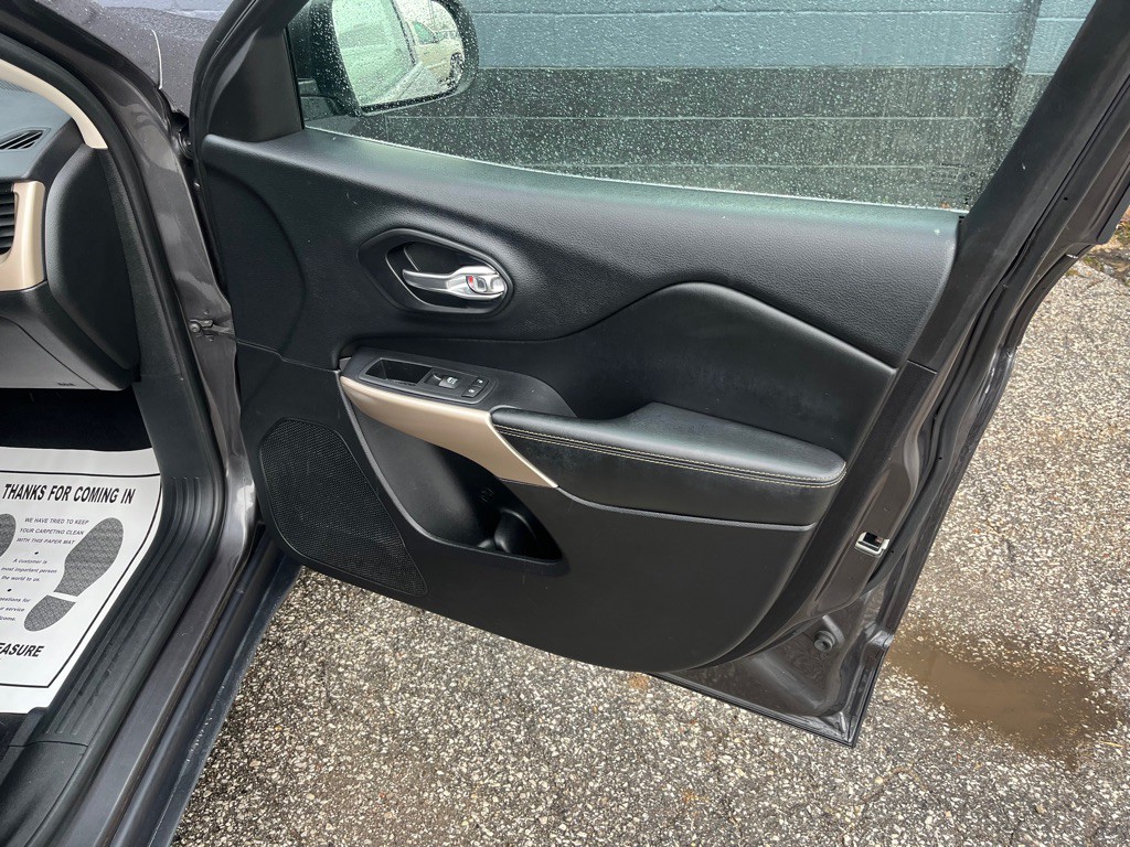 2017 Jeep Cherokee Image 21