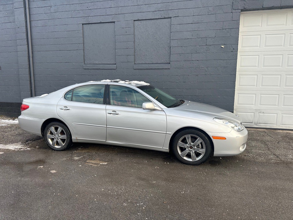 2005 Lexus ES Image 2