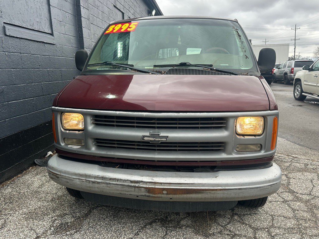 2001 Chevrolet Express Image 2