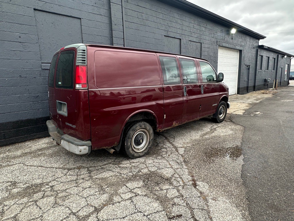 2001 Chevrolet Express Image 4