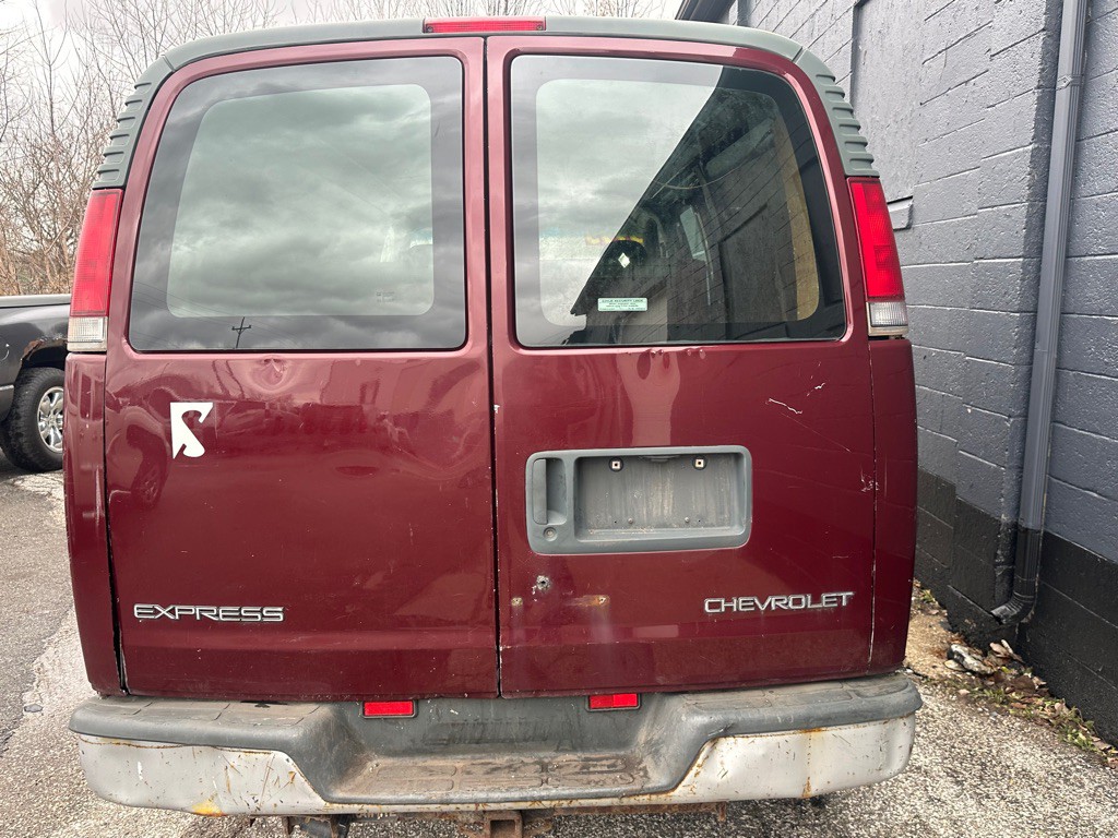 2001 Chevrolet Express Image 8
