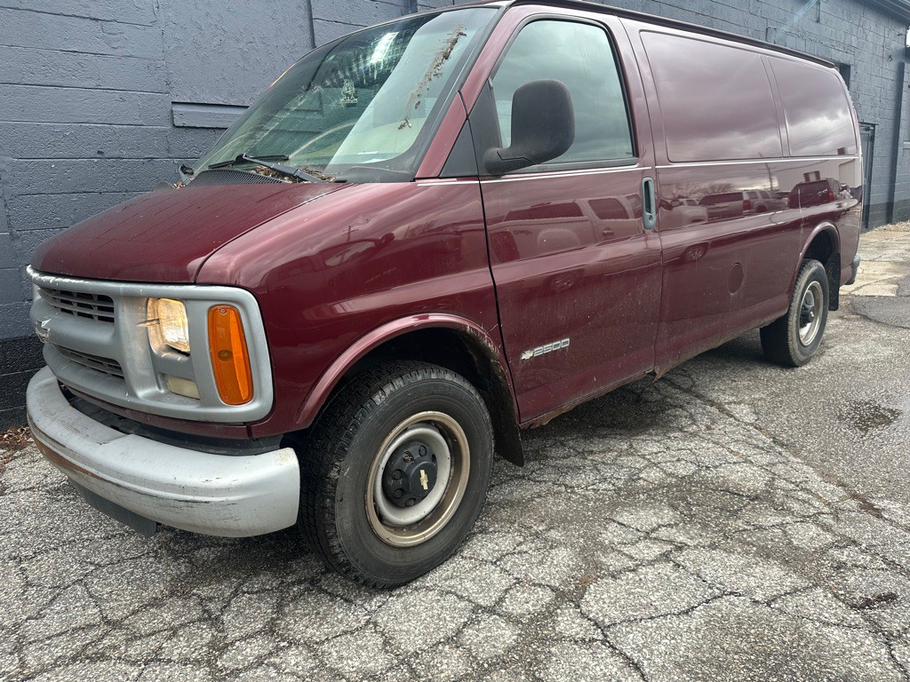 2001 Chevrolet Express Image 10