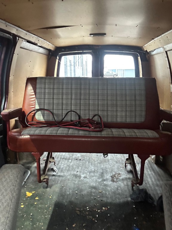 2001 Chevrolet Express Image 11