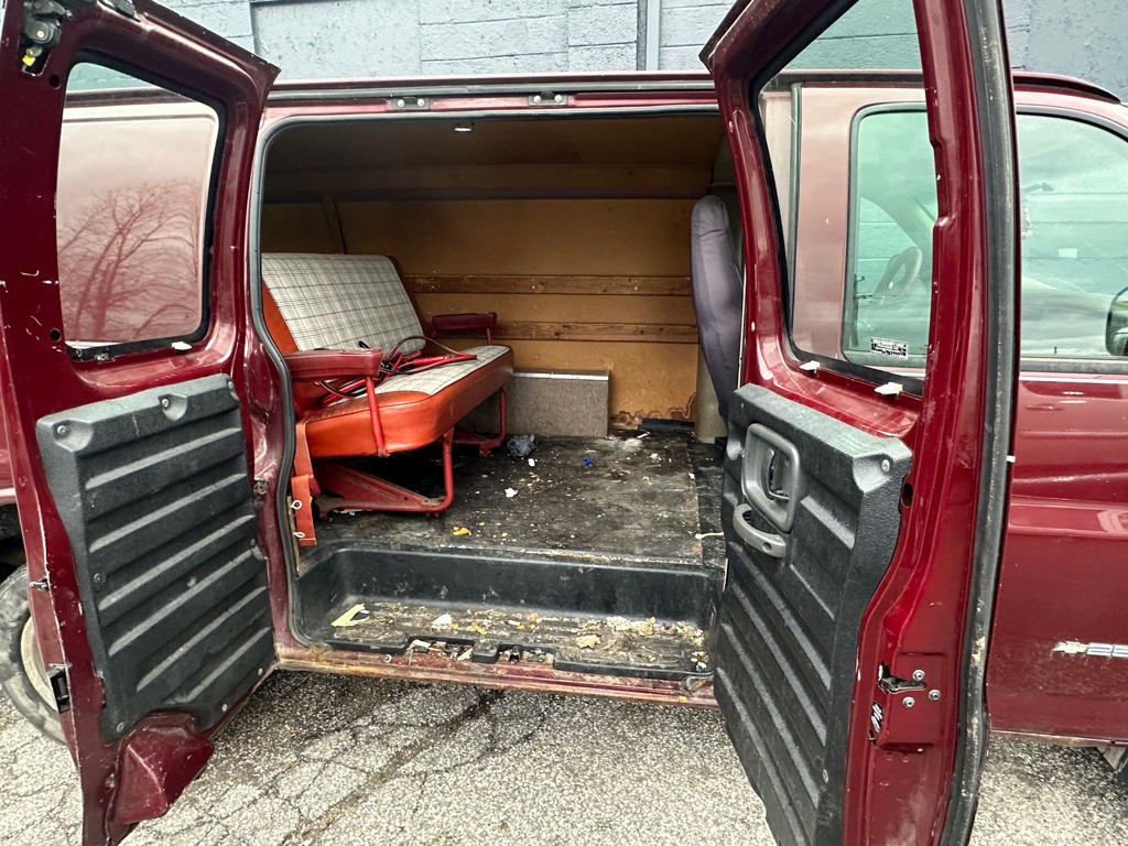 2001 Chevrolet Express Image 12