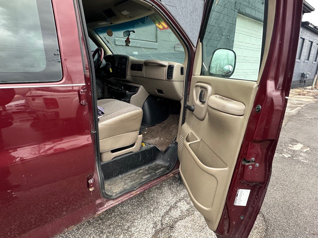 2001 Chevrolet Express Image 13