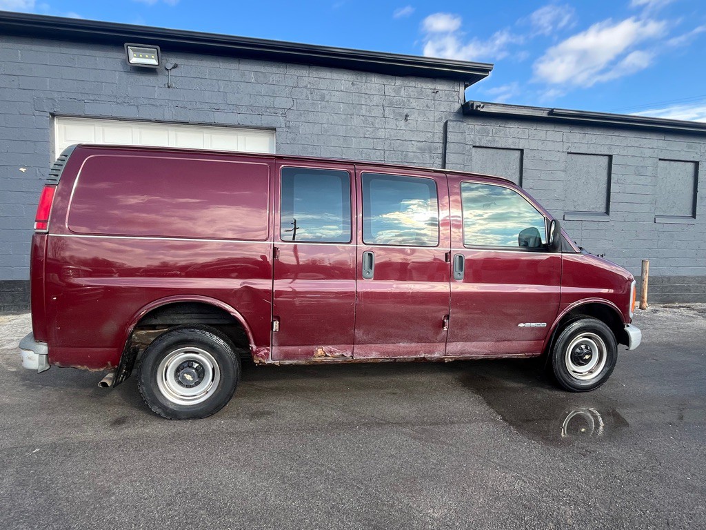 2001 Chevrolet Express Image 19