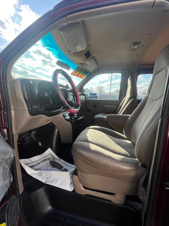 2001 Chevrolet Express Image 23