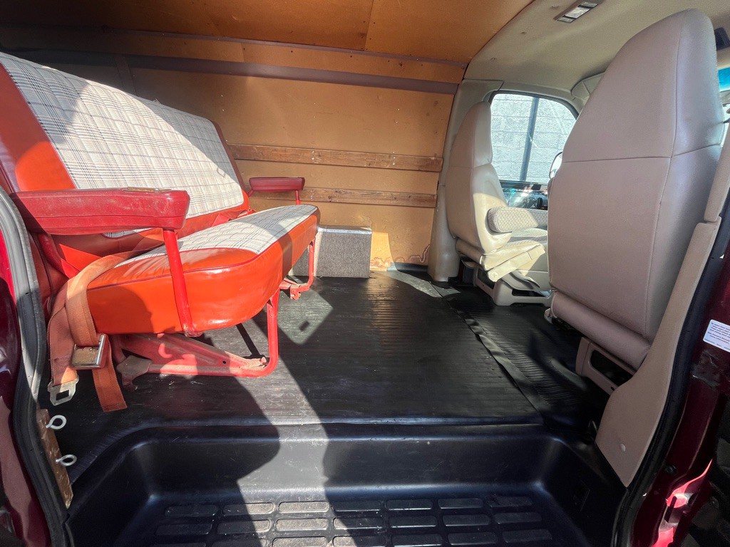 2001 Chevrolet Express Image 25