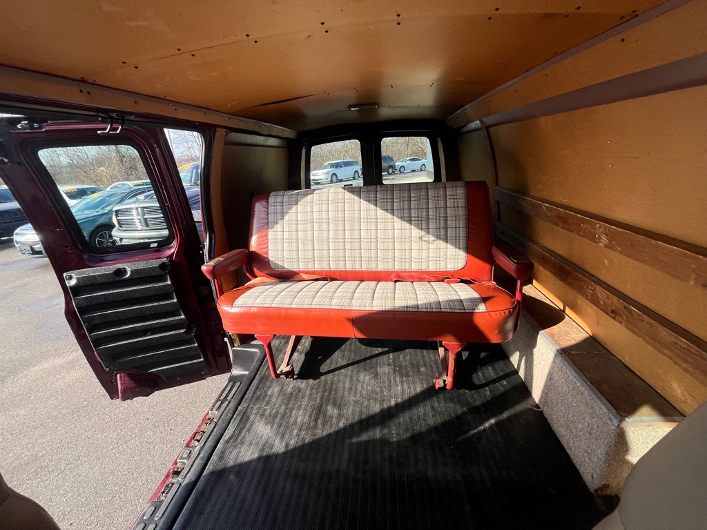 2001 Chevrolet Express Image 29