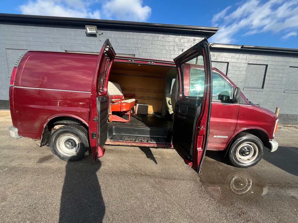 2001 Chevrolet Express Image 30