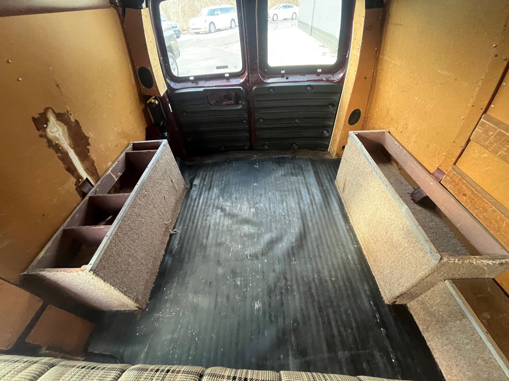 2001 Chevrolet Express Image 32