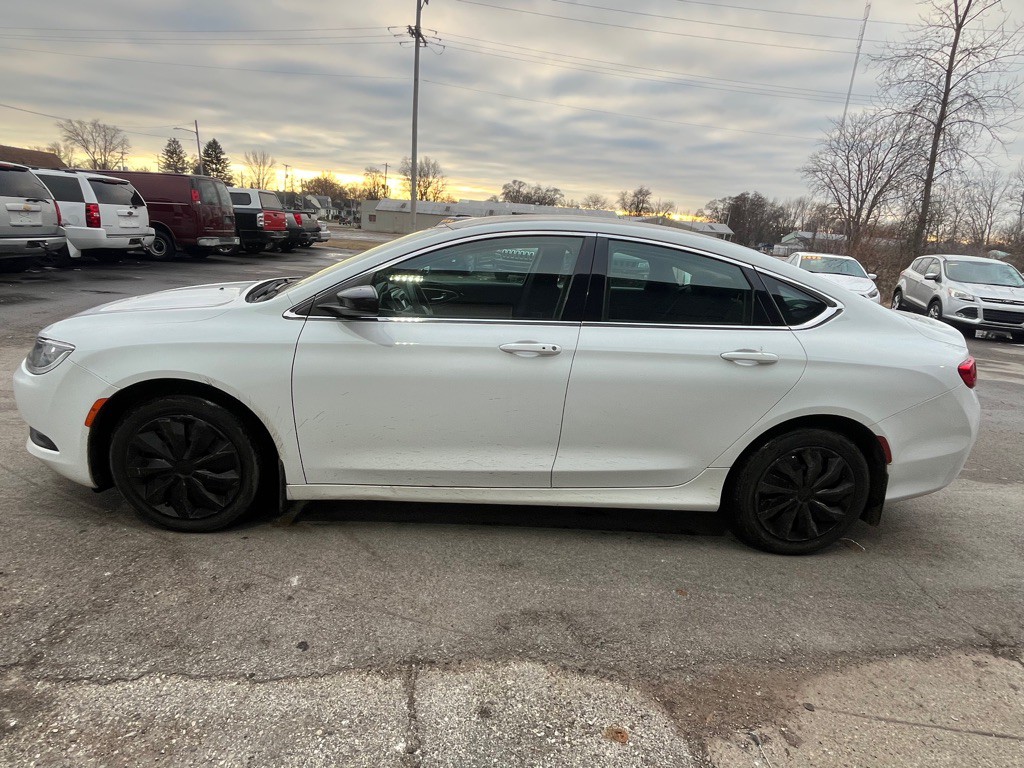2015 Chrysler 200 Image 3