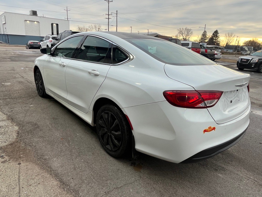 2015 Chrysler 200 Image 4